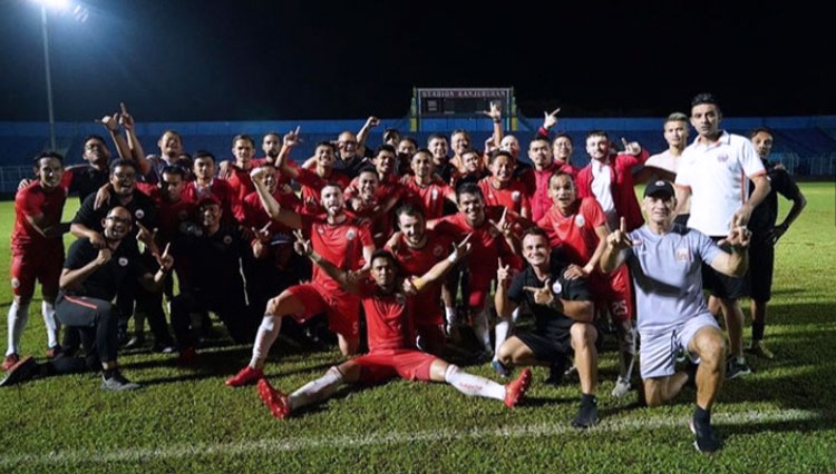 Tim Official dan Pemain Persija Jakarta saat melakukan foto bersama usai menjalani kegiatan di lapangan (foto: Instagram/Alfath Fathir)