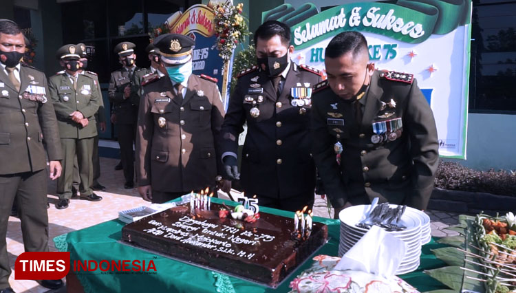 Pemotongan kue di hari ulang tahun TNI di markas Kodim 0815 Mojokerto, di Jalan Majapahit, Kecamatan Magersari (foto: Rohmadi/TIMES Indonesia)