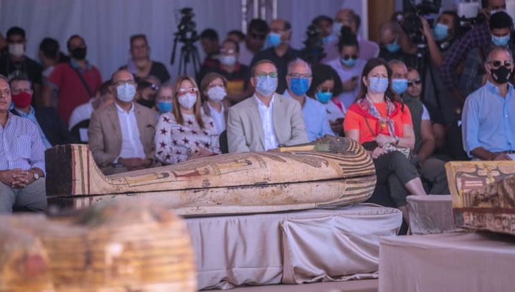 Peti mati dari kayu b