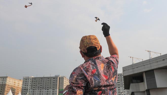 Mendes PDTT RI, Abdul Halim Iskandar saat menerbangkan layang-layang batik di Jakarta (foto: Humas Kemendes PDTT RI)