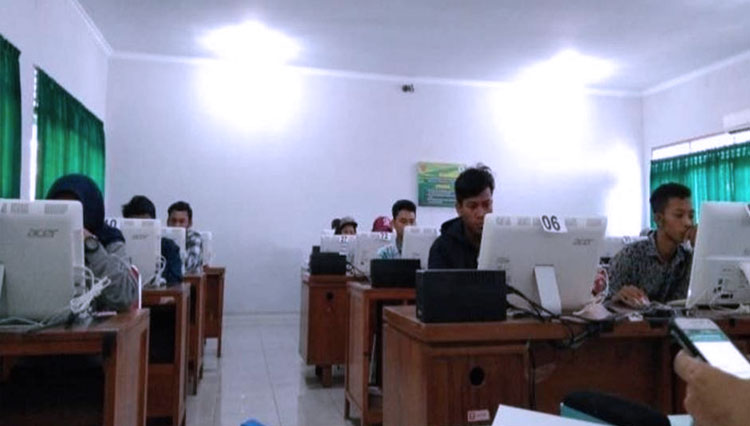 Mahasiswa UNY melakukan penelitian efektivitas penerapan “Blended Learning”. (FOTO: UNY for TIMES Indonesia)