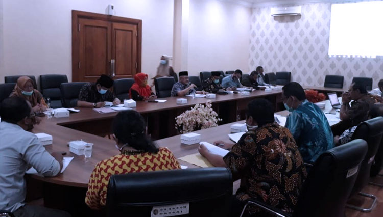 Pansus I DPRD Tulungagung melakukan pembahasan dua ranperda bersama Tim Asistensi Pembahas Ranperda Pemkab Tulungagung. (Foto: Dok. DPRD Kabupaten Tulungagung)