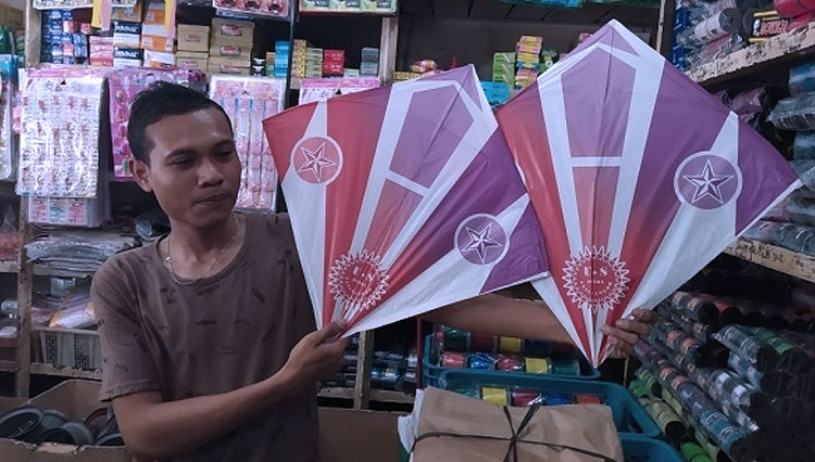 Salah satu penjual layangan di Semarang yang terletak Jl MT Haryono No 528. (Foto: Eko Santoso for TIMES Indonesia)