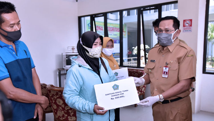 Pj. Bupati Sidoarjo Dr. Hudiyono saat menyerahkan secara simbolis bantuan kepada korban PHK akibat pandemi Covid 19 (FOTO: Kominfo Sidoarjo for Times Indonesia)