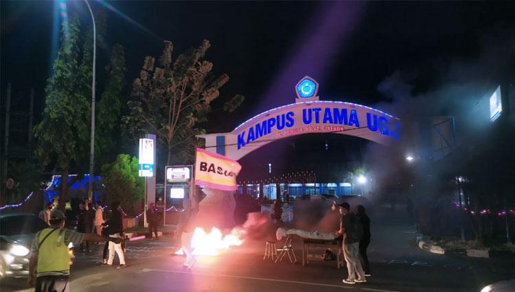 Aksi teatrikal penolakan UU Cipta Kerja. (FOTO: Dokumentasi pengguna jalan)