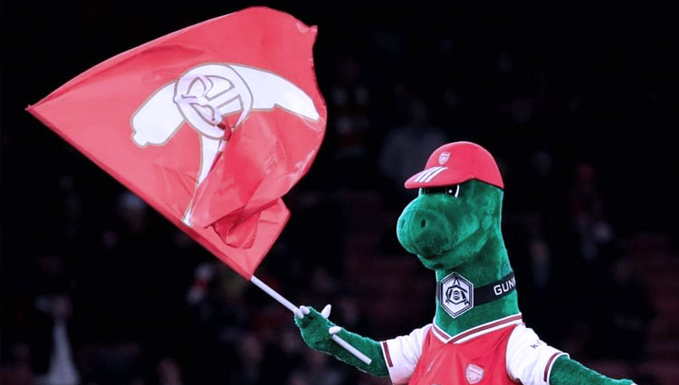 Maskot dinosaurus yang diberhentikan oleh Arsenal. Ia telah setia dan bekerja untuk Arsenal selama 27 tahun lamanya. (FOTO: Goal.com)