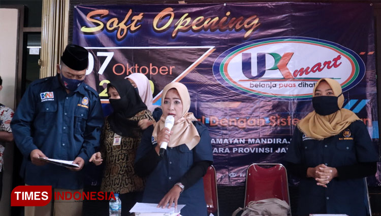 Bupati Banjarnegara Budhi Sarwono saat meresmikan UPK Mart BKAD Mandiraja Kulon (FOTO : Diskominfo for TIMES Indonesia)