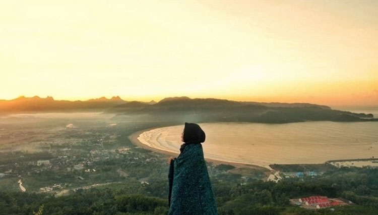The beautiful city ambience which you could have if you visit Sentono Gentong Hill Pacitan. (Photo: Trevelingyuk.com)