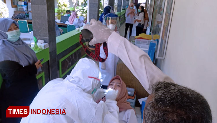 Ilustrasi: Petugas medis saat melakukan rapid test. (Foto: dok.TIMES Indonesia)