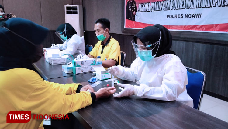 Anggota Polres Ngawi menjalani rapid test di aula Mapolres Ngawi (Foto: Ardian Febri Tri H/ TIMESIndonesia)