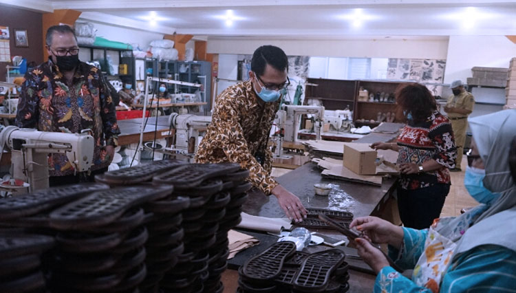 UMKM kampung Dolly Surabaya memproduksi sandal untuk kebutuhan hotel. (Foto: Pemkot Surabaya/TIMES Indonesia)