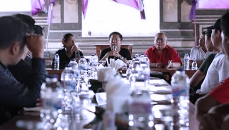 CEO Bali United, Yabes Tanuri saat menyampaikan motivasi dan arahan kepada tim official dan pemain Bali United FC di Bali (foto: Instagram/Bali United Forever)