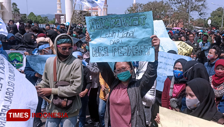 Ilustrasi unjuk rasa tenaga kerja, buruh dan mahasiswa di depan Gedung DPRD Kabupaten Majalengka. (Foto: Jaja Sumarja/TIMES Indonesia)