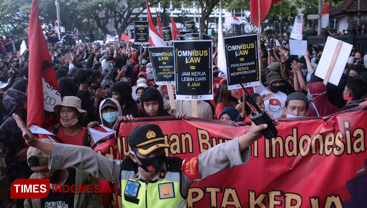 Demo tolak Omnibus Law yang dilakukan oleh mahasiswa dan buruh di Kota Malang. (FOTO: Dok. TIMES Indonesia)