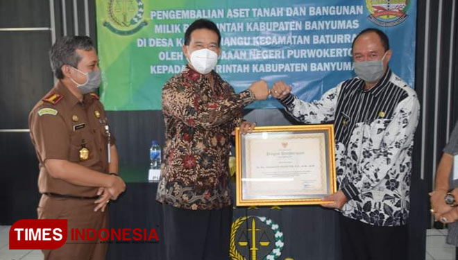 Kajari Purwokerto Sunarwan (kanan) saat serahkan Aset Tanah dan Vila Ke Pemkab Banyumas yang diterima oleh Wabup Sadewo Tri Lastiono (kiri). (FOTO : Parsito For TIMES Indonesia)