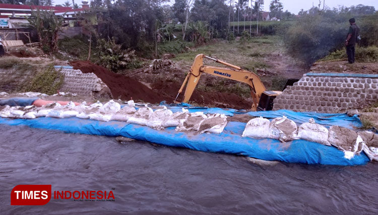 Perbaikan Plengsengan Kali Molek menggunakan alat berat. (FOTO: Binar Gumilang / TIMES Indonesia)