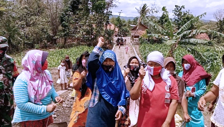 Sejumlah Ibu-ibu Dusun Kedung Kandri, Desa Kalinusu, Kecamatan Bumiayu, Kabupaten Brebes, Jawa Tengah, dengan semangat yang menggebu-gebu meneriakkan Lagu Sorak Sorak Bergembira, sambil berjalan sambil membawa alat-alat seperti cangkul dan senggrong atau 