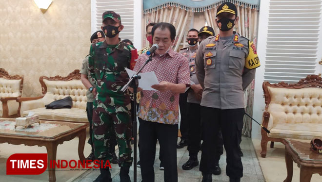 Bupati Banjarnegara Budhi Sarwono selaku ketua Satgas Covid-19 beserta anggota menyampaikan perkembangan terbaru Covid-19 (Foto: Kominfo for TIMES Indonesia)
