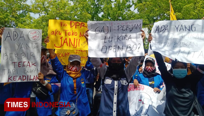 Mahasiswa Ngawi membawa berbagai poster saat unjuk rasa di gedung DPRD Ngawi (Foto: Ardian Febri Tri H /TIMESIndonesia)