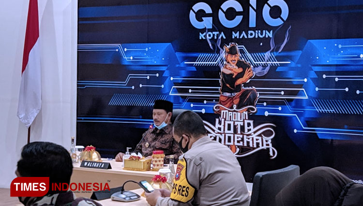 Wali Kota Madiun H. Maidi saat rapat koordinasi di gedung GCIO. (Foto: Aditya Candra/TIMES Indonesia)
