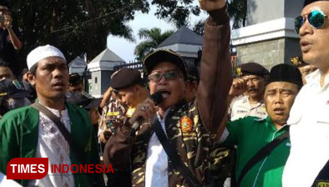 Ketua GP Ansor Kabupaten Malang, Husnul Hakim Syadad saat berorasi di depan Gedung DPRD. (Foto: Ansor Kabupaten Malang)