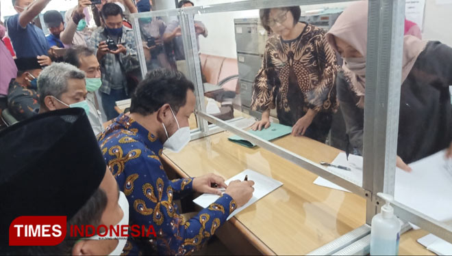 Calon Bupati Ponorogo Ipong Michlissoni saat menandatangani pernyataan politik dihadapan notaris. (Foto:Marhaban/Times Indonesia)