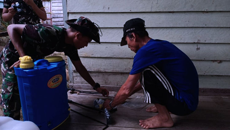 Prada Supri Bantu Kerja Bakti Warga di dusun sekajau desa Tirta Karya.