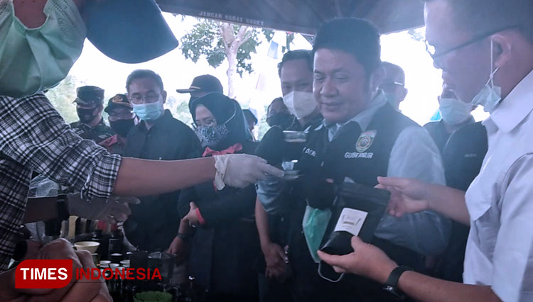 Kunker Gubernur Sumsel H Herman Deru ke Pagaralam dicicipin kopi besemah (Foto: Asnadi/ TIMES Indonesia) 