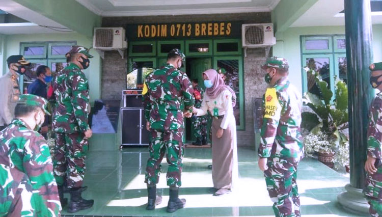 Transit di Makodim Brebes, setelah menerima jajar kehormatan dari para prajurit, jenderal bintang satu itu juga mendapatkan protap protokol kesehatan penerimaan tamu oleh pihak Kodim, melalui petugas kesehatan dari Klinik Pratama Kartika 13 Brebes.