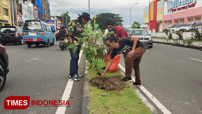 Anggota DPRD Malut Malik Sillia saat menanam pohon pala (Foto: Dok Tim Malik Sillia)
