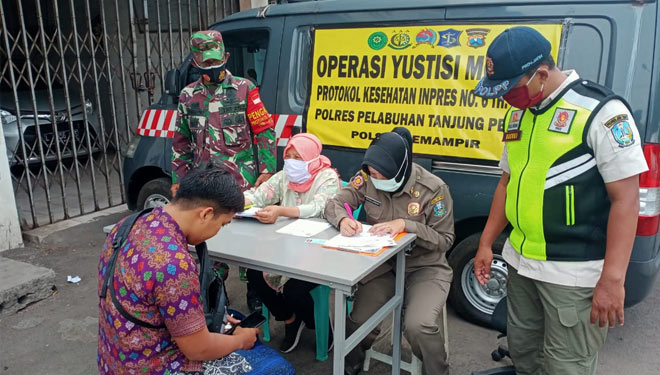 Razia gabungan Operasi Yustisi tiga pilar melibatkan pihak Yonzipur 5/ABW, Pomal beserta Satpol PP di Surabaya, Jumat (9/10/2020). (Foto: Dok.Pendam V Brawijaya) 