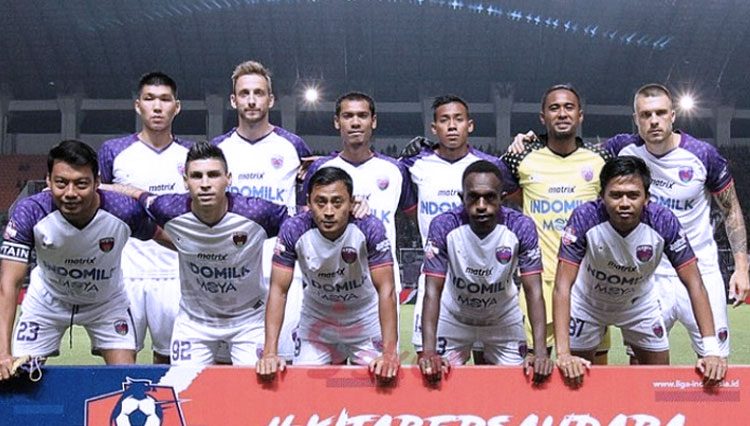 Para pemain Persita Tangerang saat berfoto bersama usai mengikuti pertandingan di lapangan. (foto: Bola.com)