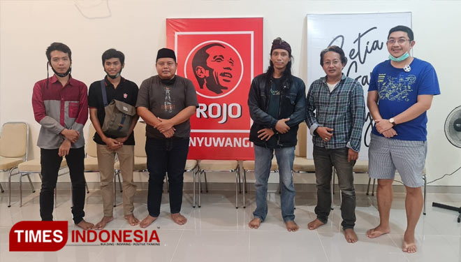 Ketua DPC Projo Kota Surabaya, Firman Ardiansyah alias Gus Man (Keempat dari kiri) bersama rombongan saat berkunjung ke Griya Projo Banyuwangi. (Foto : Syamsul Arifin/TIMES Indonesia)