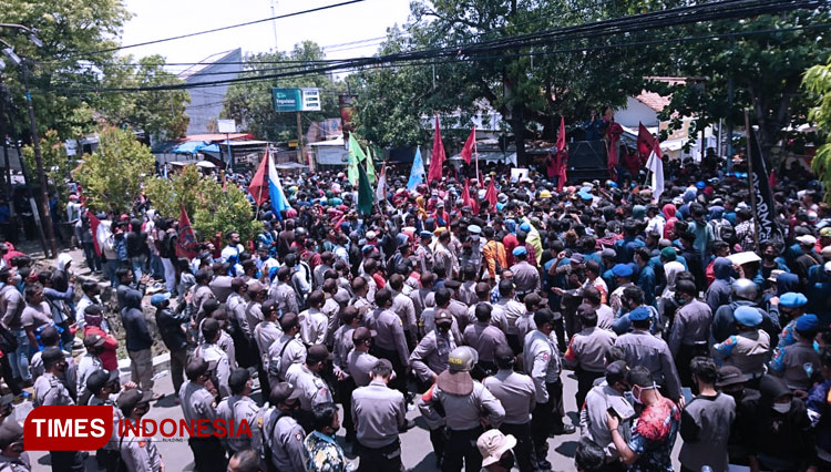 Suasana aksi unjuk rasa di depan Gedung DPRD Kabupaten Indramayu. (Foto: Muhamad Jupri/TIMES Indonesia)