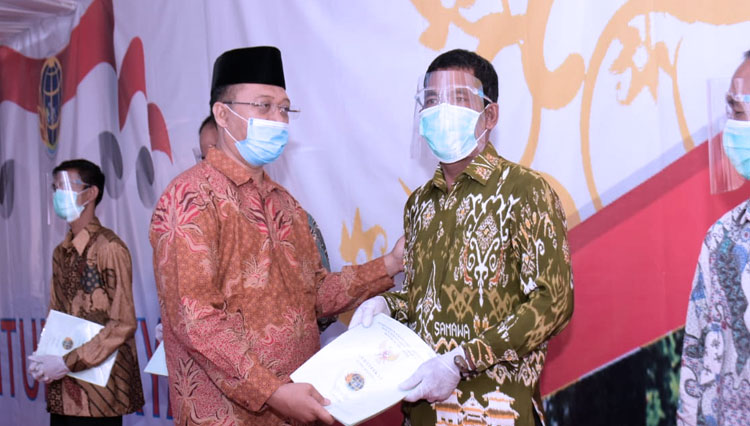 Suasana pembagian sertifikat tanah kepada masyarakat Batu Dulang, Kecamatan Batu Lante, Sumbawa, Jumat (9/10/2020). (Foto: Humas Pemprov NTB)