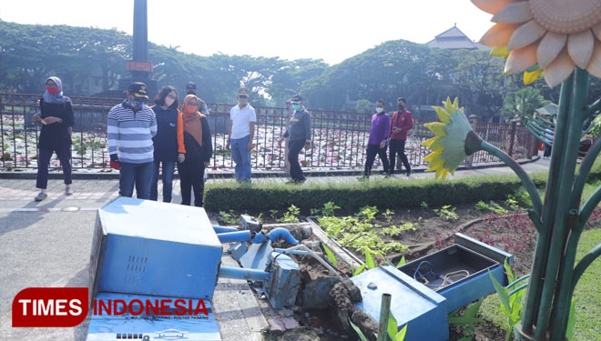 Wali Kota Malang Sutiaji meninjau lokasi yang mengalami kerusakan akibat demo. (Foto: Humas Pemkot Malang)