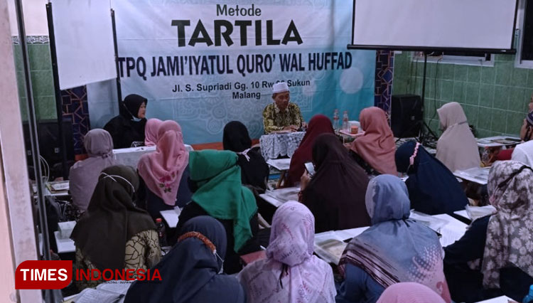 Para peserta Pelatihan Mengajar Metode Tilawati Sangat Antusias Mendengarkan Penjelasan Pemateri di Masjid Thoriqul Salam Sukun Malang,. Minggu (4/10). (FOTO: AJP TIMES Indonesia)
