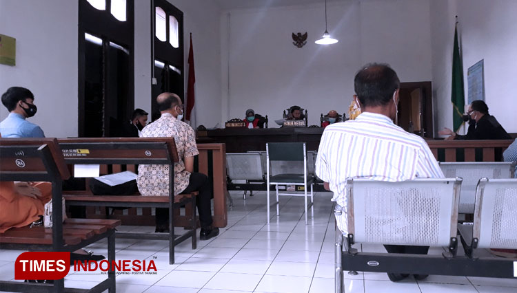 Sidang kasus tindak pidana UU ITE di Pengadilan Negeri Bandung, Kamis (9/10/2020). (FOTO: Fazar Kurniawan/TIMES Indonesia)