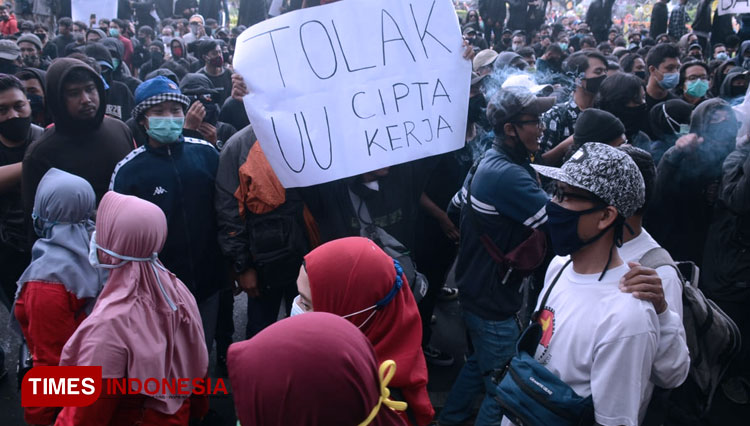 Demo UU Cipta Kerja. (FOTO: dok. TIMES Indonesia)