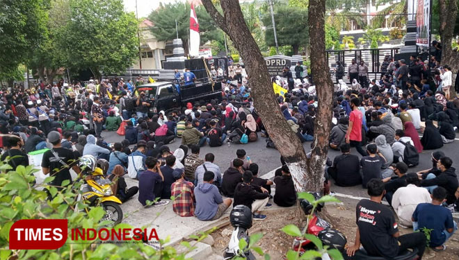 Para demonstran saat berada di depan gedung DPRD Magetan. (Foto: M Kilat/TIMES Indonesia)