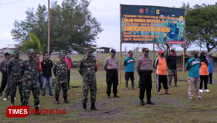 Upacara pembukaan sebelum dimulainya penanaman 1700 pohon di Cemara Sewu. (FOTO: pendim Cilacap for TIMES Indonesia)