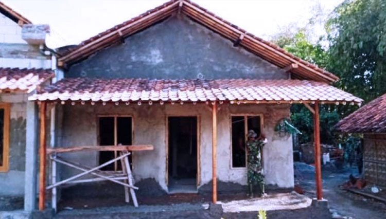 Pekerjaan rehab Rumah Tidak Layak Huni (RTLH) program TMMD Reguler 109 Brebes, milik Sarto (43), warga Dusun Karanganyar RT. 02 RW. 01, Desa Kalinusu, Kecamatan Bumiayu, Kabupaten Brebes, Jawa Tengah, telah menyelesaikan pemasangan atap teras rumah.