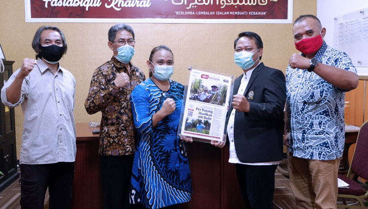 Dekan FPP UMM Dr. Ir. David Hermawan, M.P., IPM menerima cinderamata dari TIMES Indonesia. (Foto: Naufal Ardiansyah/TIMES Indonesia)