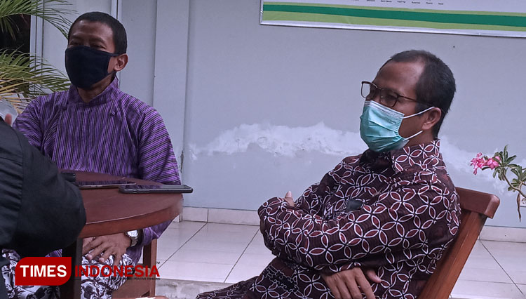 Kepala Dinas Kesehatan Bantul Agus Budi Raharjo (kanan) saat memberikan keterangan kepada media. (Foto: Totok Hidayat/TIMES Indonesia)