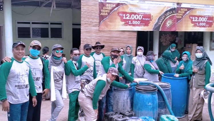 Alumni SMPN 1 Pamekasan bersatu 87 memberikan bantuan air bersih di daerah terdampak kekeringanndi desa Tlesah Kecamatan Tlanakan Pamekasan. (Foto: Akhmad Syafi'i/TIMES Indonesia)