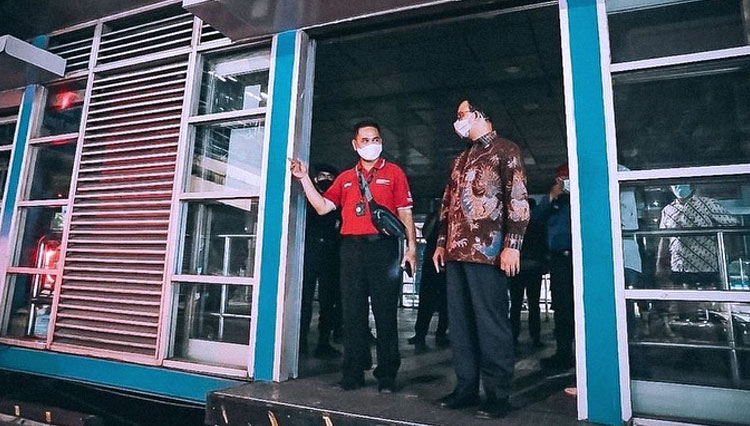 Gubernur DKI Jakarta Anies Baswedan saat meninjau halte Transjakarta yang rusak akibat demo pada Kamis kemarin. (Foto: Instagram Anies Baswedan) 