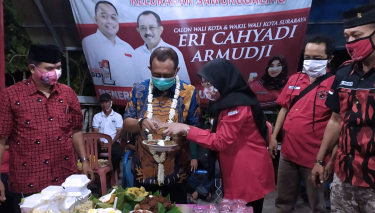 Armuji (tengah) bersama relawannya di posko pemenangan Eri-Armuji, Sabtu (10/10/2020). (Foto: Dok. Pemenangan Erji for TIMES Indonesia)