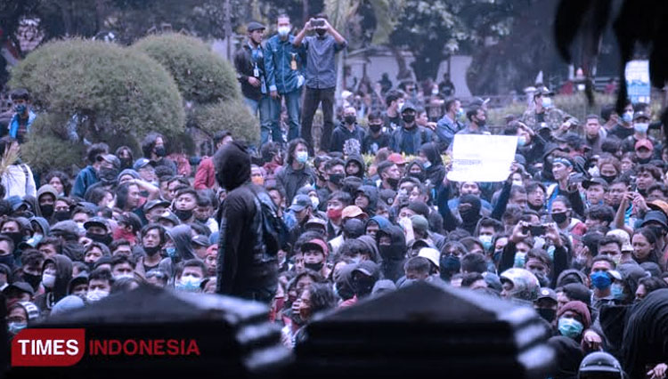 Demo UU Cipta Kerja yang dilakukan oleh mahasiswa. (FOTO: Dok TIMES Indonesia)