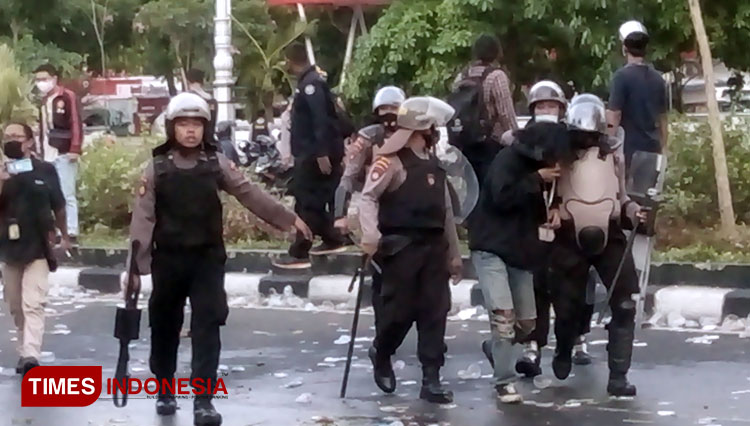 Pasukan anti huru-hara mengamankan seorang demonstran di depan Gedung DPRD Jawa Tengah pada Rabu (7/10/2020). (mushonifin)