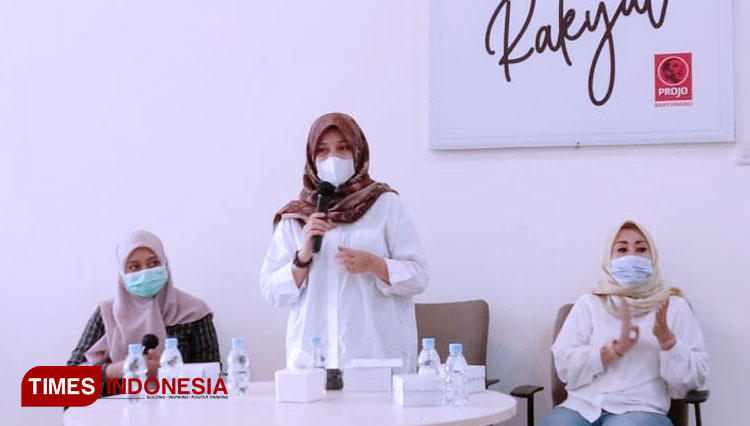 Ipuk Fiestiandani diskusi bareng anggota BPD se-Banyuwangi. (FOTO: Agung Sedana/TIMES Indonesia)